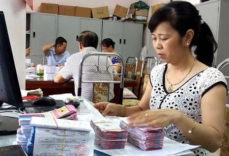 Chị Giang thực hiện công việc quản lý thanh toán vé xổ số bóc biết ngay kết quả theo đúng quy trình.